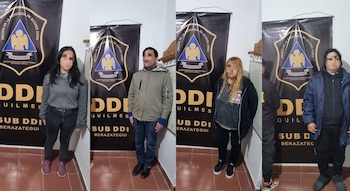 Cuatro fotos de dos mujeres y dos hombres con rostros cubiertos de pie frente a un banner oficial de la Policía de Buenos Aires