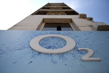 Un edificio con el logotipo