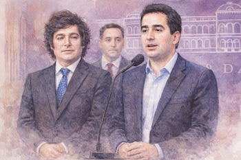 Acuarela de Adrián Ravier hablando en un micrófono con Javier Milei al lado. Manuel Adorni aparece en segundo plano.