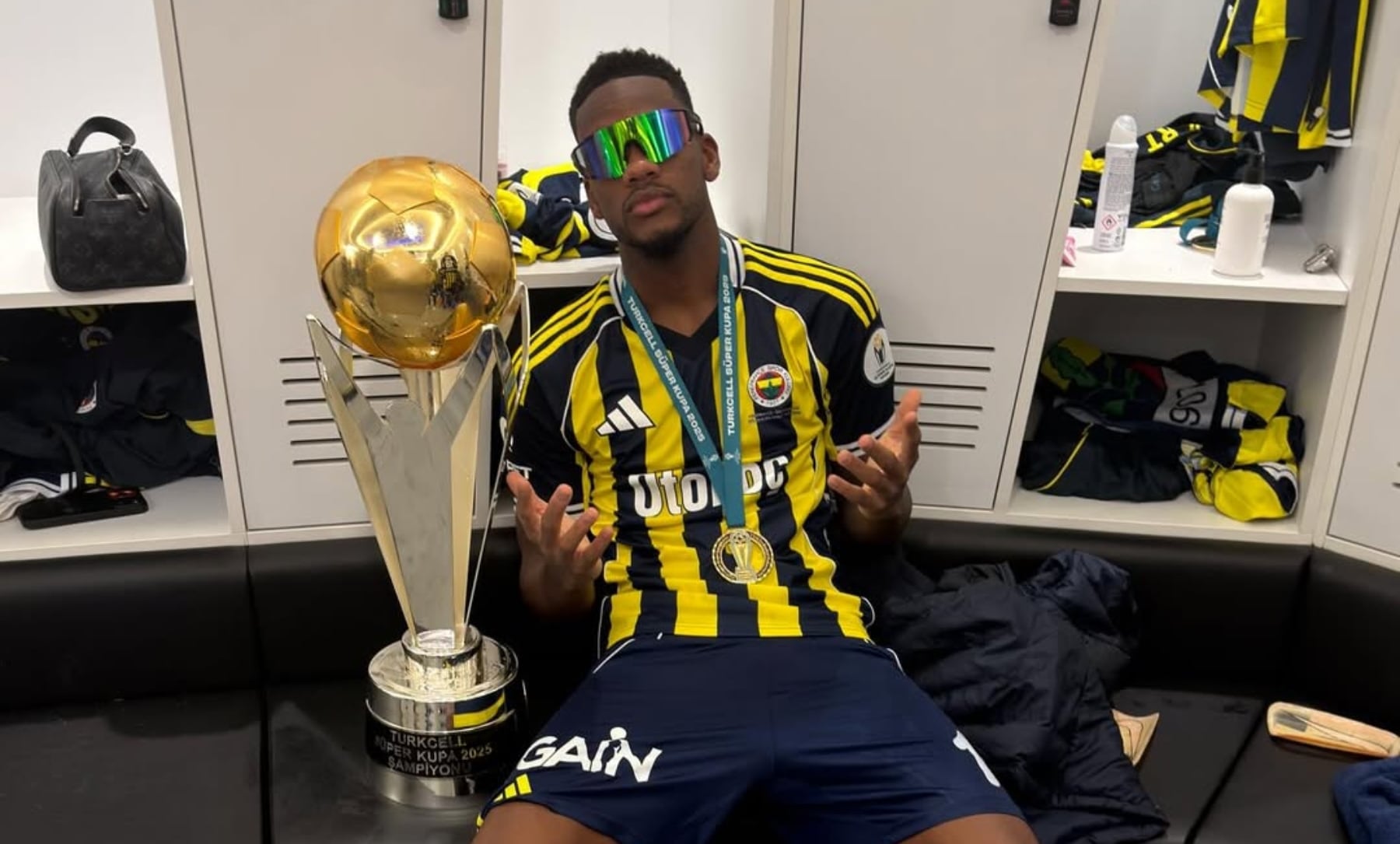 Jhon Jáder Durán celebrando con el título de la Supercopa de Turquía, aunque de mala presentación en el partido - crédito @jaderduran9/Instagram