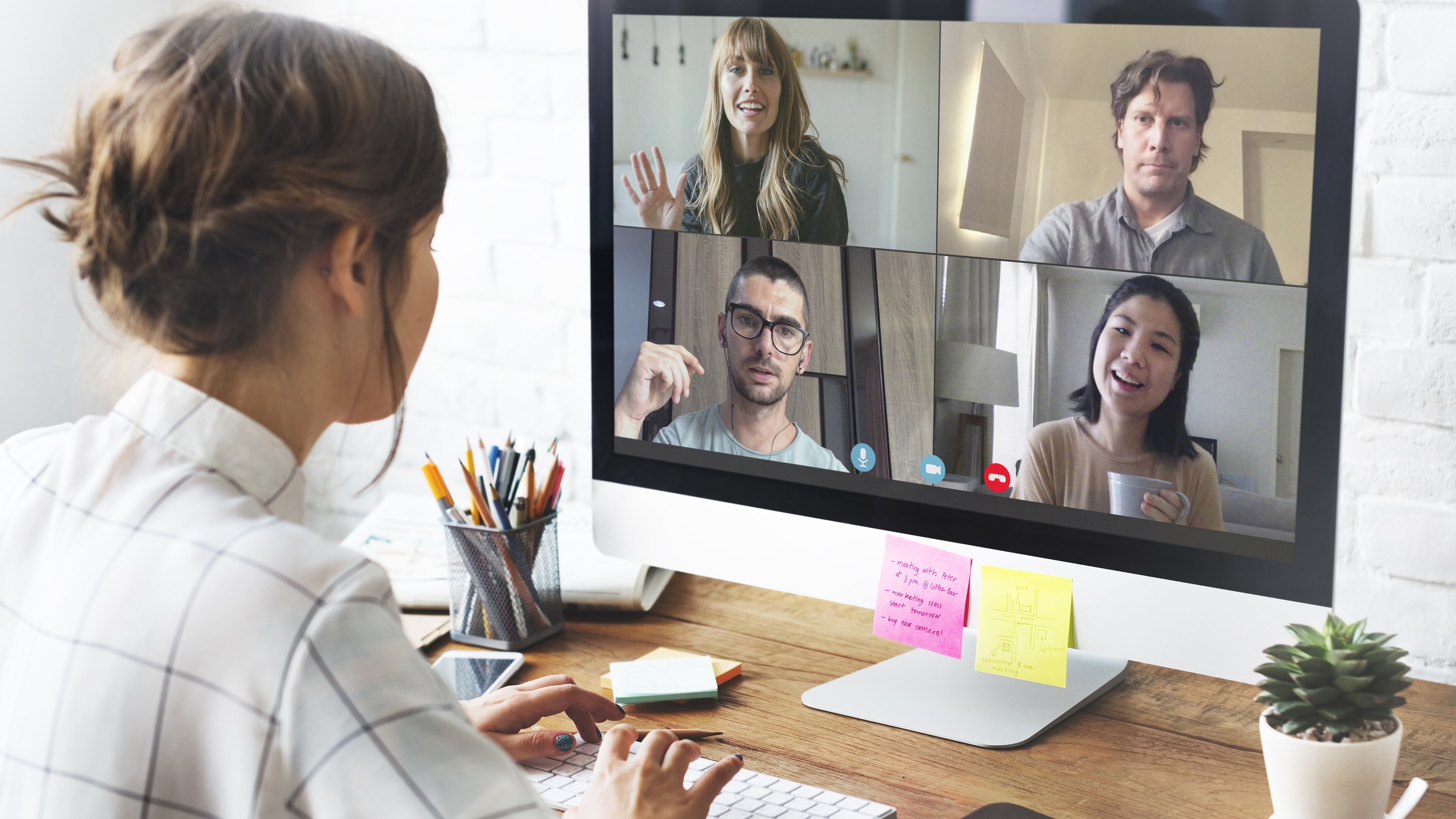 Una persona teletrabaja desde su casa. (Freepik)