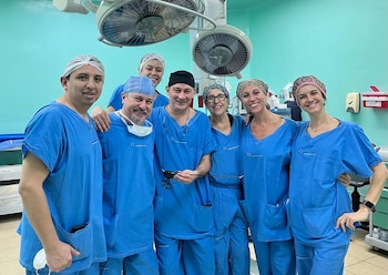 El Dr. Domínguez junto a