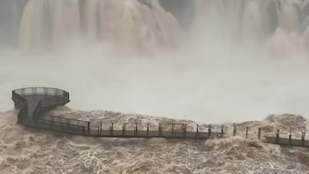 Por la crecida del río fue cerrado el Circuito Superior de las Cataratas del Iguazú
