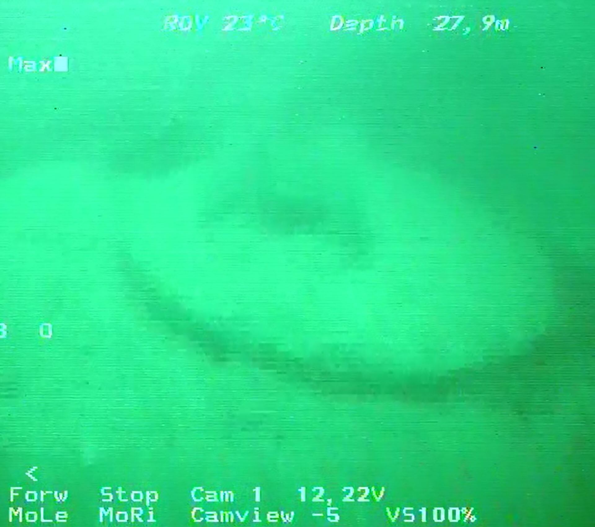 Imagen de la escotilla de personas del submarino nazi tomada por la expedición oficial de la Prefectura Naval Argentina