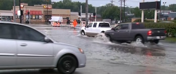 En New Castle, Indiana, cayeron más de 28 centímetros de lluvia en poco más de un día y los equipos de rescate evacúan a residentes en botes (Captura AP News)