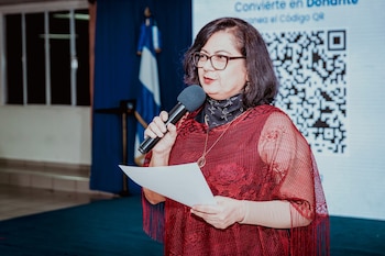 Violeta Martínez de Palomo, presidenta de Fundahabla, sobrevivió al cáncer de laringe provocado por la exposición al humo de cigarrillos en su ambiente laboral. (Foto cortesía FUNDAHABLA)