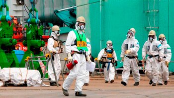 Obreros trabajando en la planta