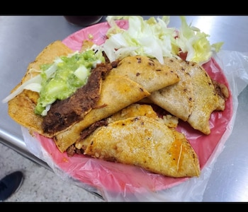 Los vendedores de tacos de canasta suelen utilizar carne de cerdo o pollo de alta calidad, lo que asegura que los tacos sean jugosos y sabrosos. (@onetotuan)