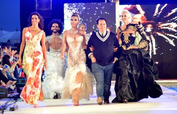 Laura Fidalgo, Gabo Usandivaras, Flor de la V, Héctor Vidal Rivas e Ingrid Grudke desfilan por la pasarela (Eduardo Aguada / Teleshow)