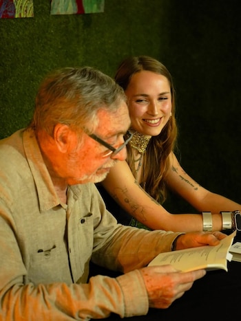 Luis Brandoni lee uno de los poemas que escribió su nieta Macarena en la presentación del libro Inmaterial en 2024