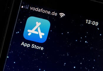 ARCHIVO - A diferencia de Google, Apple no permite a los usuarios de iPhone instalar aplicaciones que no procedan de la App Store. Esto podría cambiar pronto gracias a las normativas previstas en la UE y EEUU. Foto: Fabian Sommer/dpa