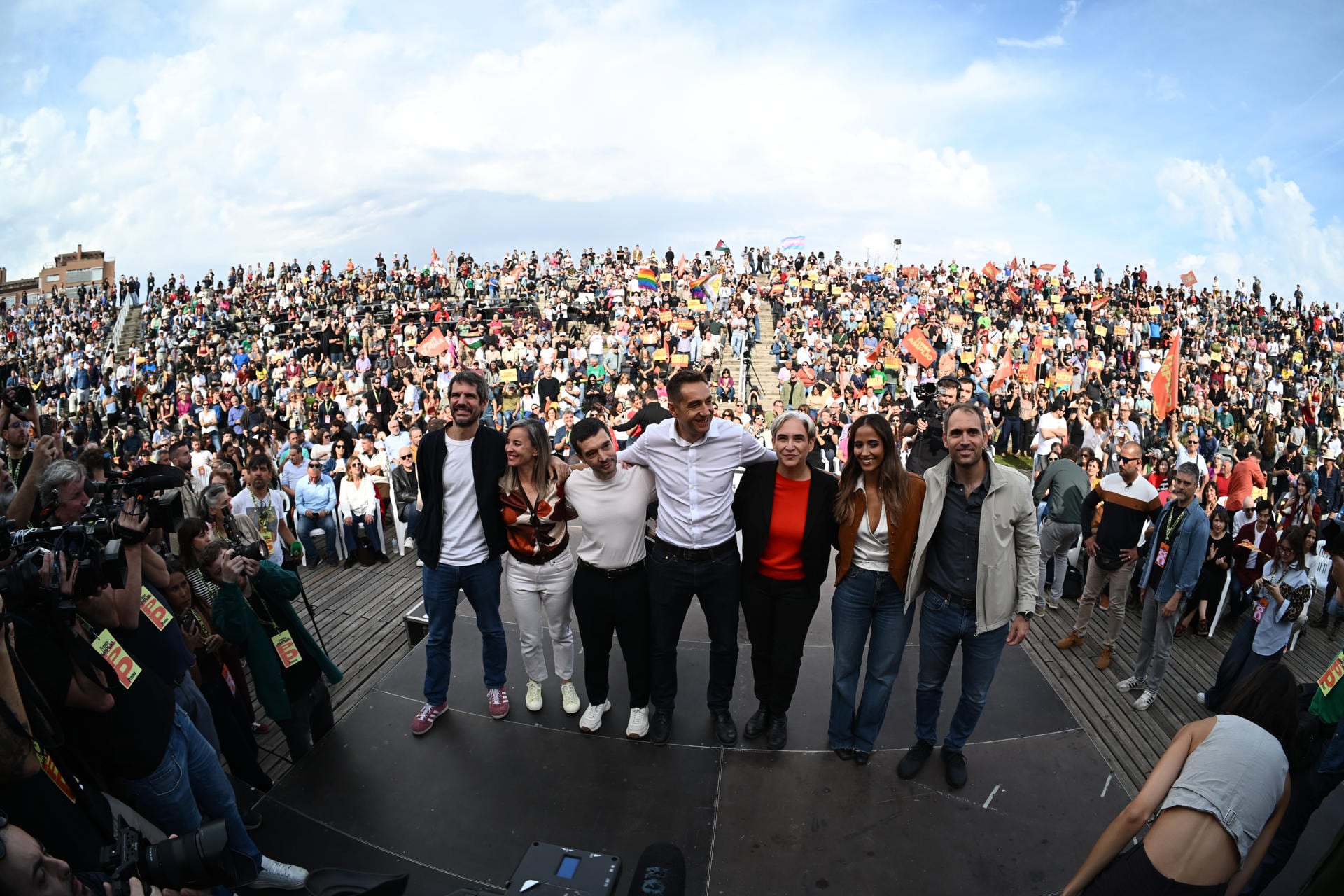 Ada Colau, Emilio Delgado, Ernest Urtasun, Verónica Martínez, Pablo Bustinduy y Tesh Sidi (2d), entre otros. (EFE/ Fernando Villar)