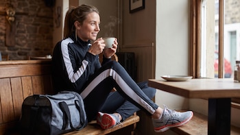 Qué beneficios tiene tomar té antes de entrenar y qué precauciones deben tener los deportistas