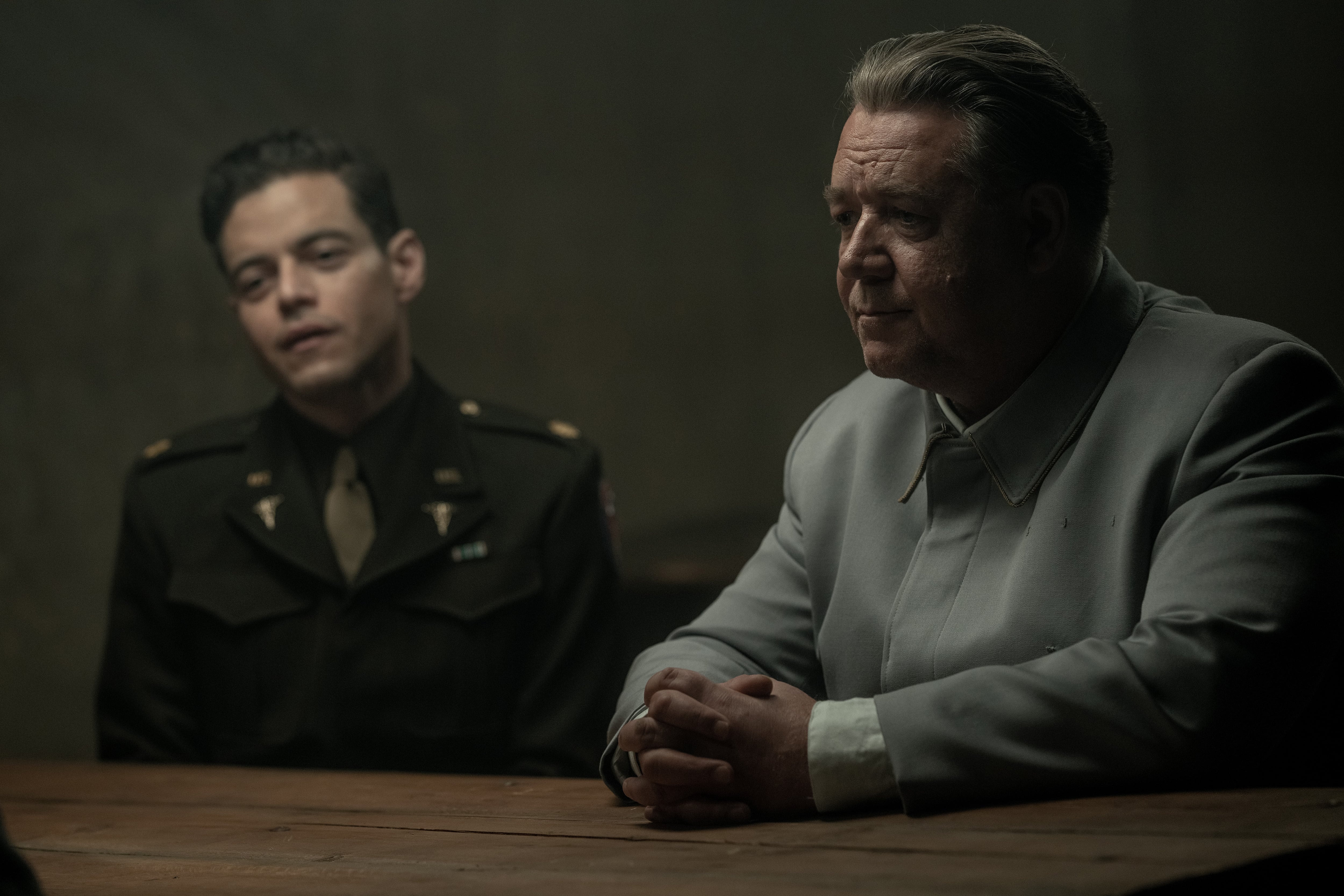 Rami Malek, a la izquierda, protagoniza junto a Russell Crowe la película “Nuremberg”