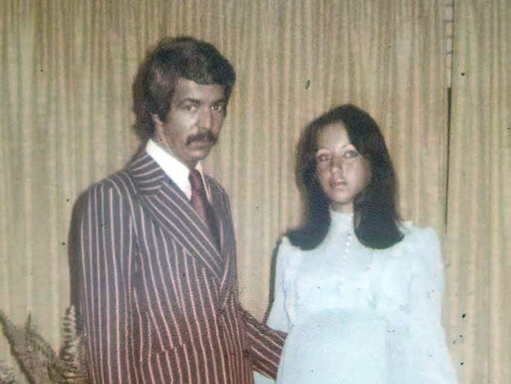 “Sus ojazos grises producían cortocircuitos”: el flechazo en una oficina de los 70 que terminó con una boda cancelada