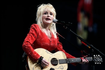 ARCHIVO - Dolly Parton actúa en una convención de United Way of America en Detroit, el viernes 15 de mayo de 2009. (Foto AP/Carlos Osorio, archivo)