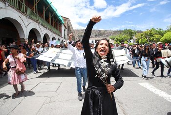 Manifestantes demandan el adelanto de