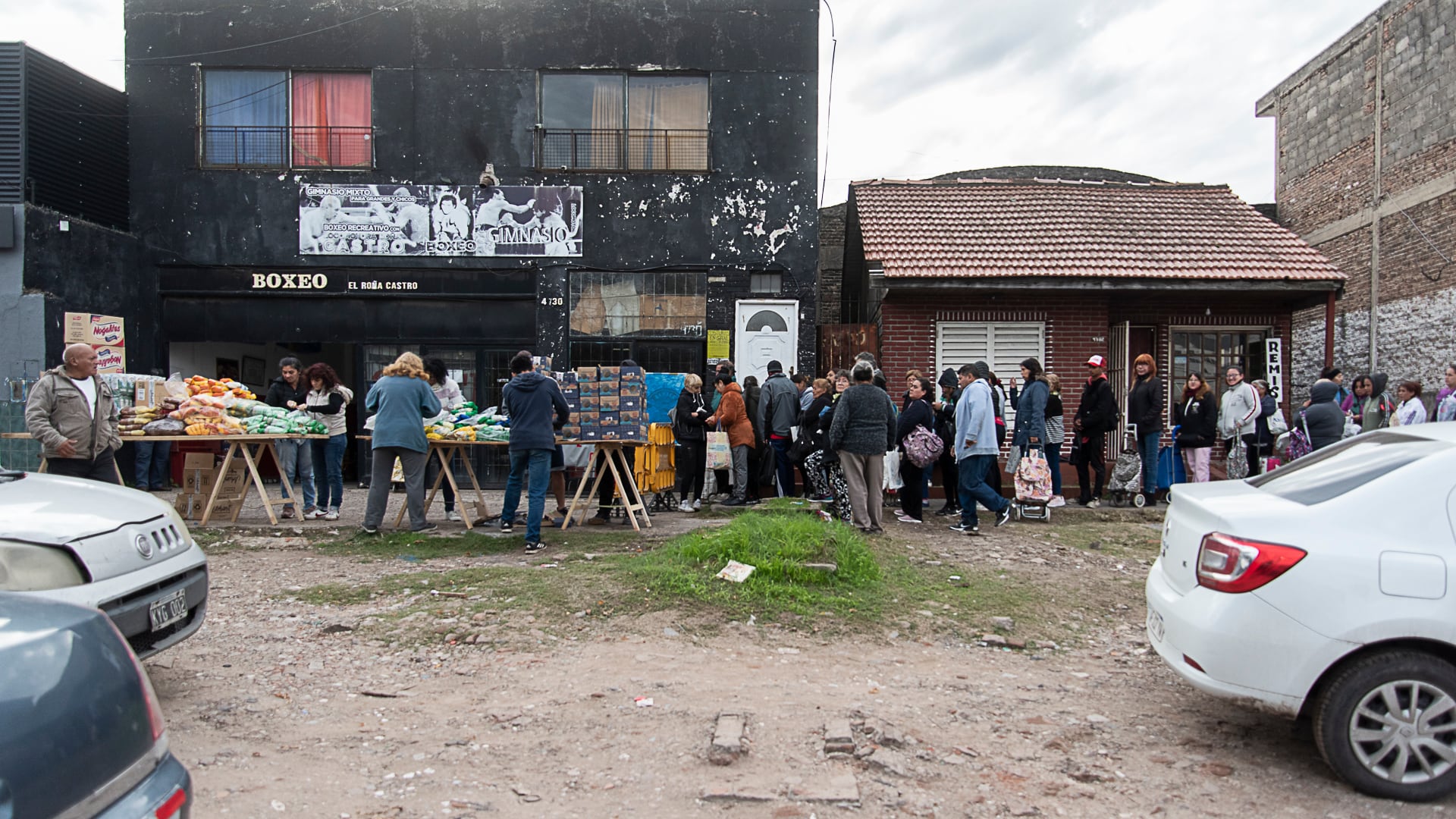 La asistencia alimentaria en los comedores se sostiene con ayuda del Ministerio de Desarrollo Social bonaerense, empresas y productores de varias provincias (Gustavo Gavotti)