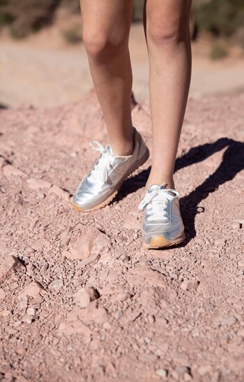 Junto con el confort y la calidad, las zapatillas y las botas cancheras vienen con flecos, lisas, texturas y hasta glitter.