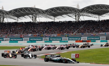 La lluvia retrasó el comienzo de la carrera. (AP Foto/Vincent Thian)