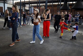 Mujeres haciendo fila para votar en las elecciones presidenciales del 22 de octubre de 2023 (REUTERS/Cristina Sille)