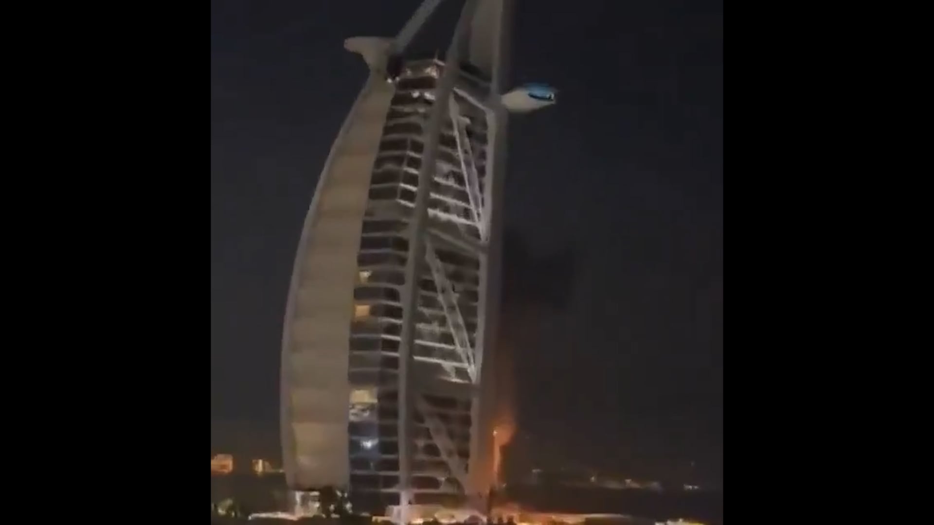 Los restos de un drone iraní interceptado en Dubái impactaron contra el lujoso hotel Burj Al Arab y provocaron un incendio