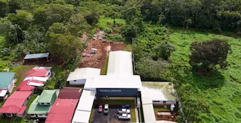 Escuela Caimitos recibe a 66