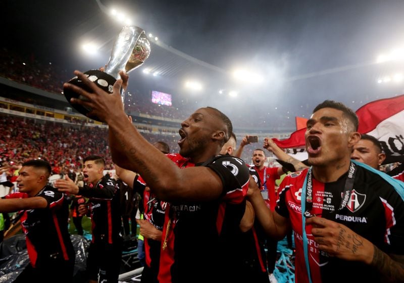 Foto de archivo de Julián Quiñones alzando el título de campeón con Atlas en el torneo Apertura 2021 del fútbol mexicano. Estadio Jalisco, Guadalajara, México. 12 de diciembre de 2021.REUTERS/Fernando Carranza García