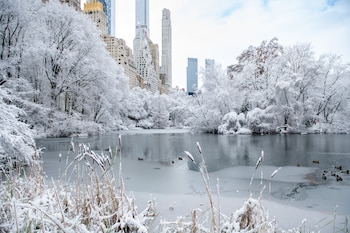 El lago parcialmente congelado y