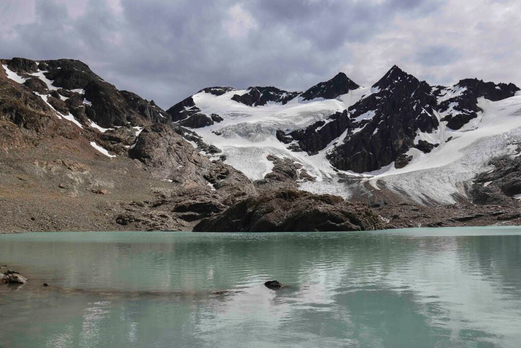 Las primeras hipótesis indican que el guía y la turista fallecieron tras una caída violenta en uno de los tramos más exigentes del circuito (Secretaría de Turismo de Ushuaia)