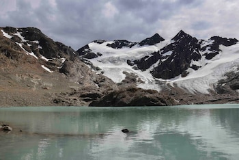 Las primeras hipótesis indican que el guía y la turista fallecieron tras una caída violenta en uno de los tramos más exigentes del circuito (Secretaría de Turismo de Ushuaia)