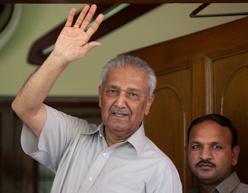 FOTO DE ARCHIVO: El científico nuclear de Pakistán Abdul Qadeer Khan saluda a los periodistas desde la puerta principal de su casa en Islamabad el 28 de agosto de 2009. REUTERS / Mian Khursheed / Foto de archivo