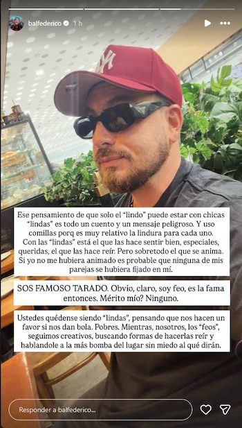 Primer plano de Fede Bal con gorra roja y gafas de sol negras, mirando a la cámara, con texto superpuesto en su historia de Instagram