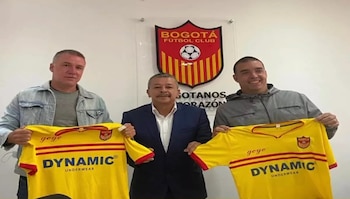 Martín Cardetti (derecha) firma como