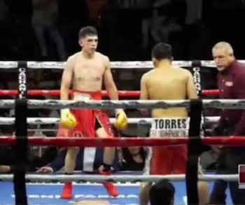 El momento que el referí para la pelea. (Captura de pantalla)