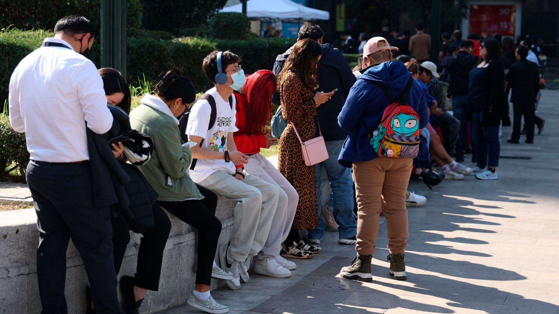 Decenas de personas acudieron al módulo de vacunación instalado en la explanada del Palacio de Bellas Artes para vacunarse contra el sarampión, enfermedad que ha cobrado la vida de una menor en la capital del país y que registra más de 9 mil contagios en todo el país. FOTO: GALO CAÑAS/CUARTOSCURO