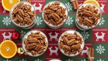 Varios parfaits navideños acomodados sobre