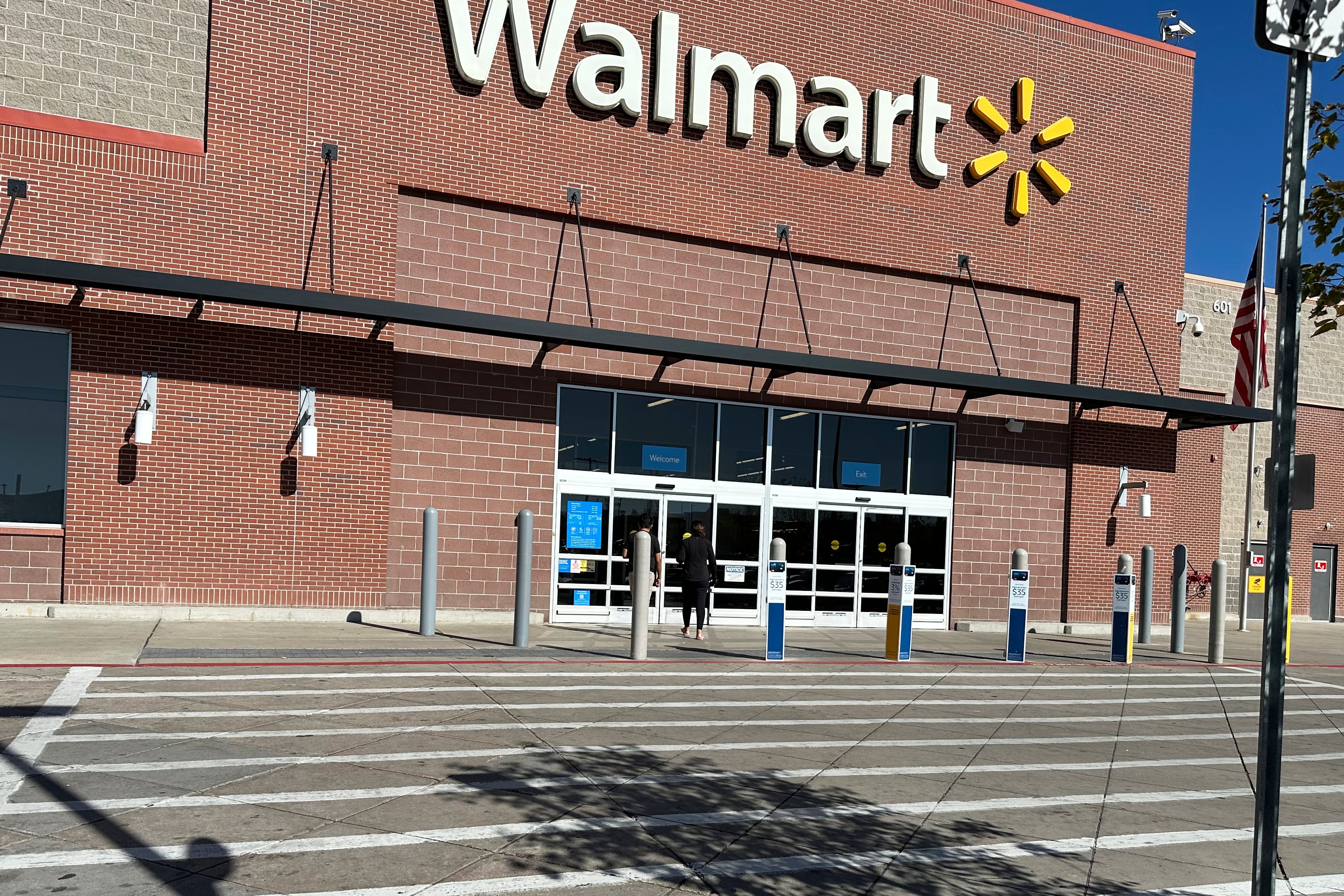 Walmart reportó un cambio en los hábitos de compra, con mayor búsqueda de descuentos y menor consumo de combustible por parte de los clientes (Foto AP/David Zalubowski, Archivo)