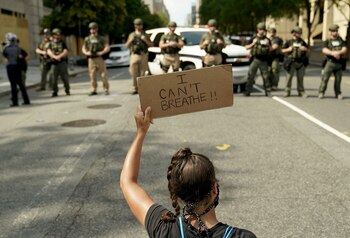 Una mujer en Washington sostiene un cartel que dice "No puedo respirar", unas de las últimas palabras de George Floyd antes de morir a manos de la policía en Minneapolis (REUTERS/Erin Scott)
