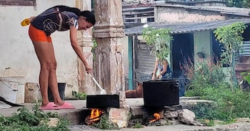 Cocinando en la calle - Familias cubanas sin gas licuado, Cuba - Cortesia Food monitor program
