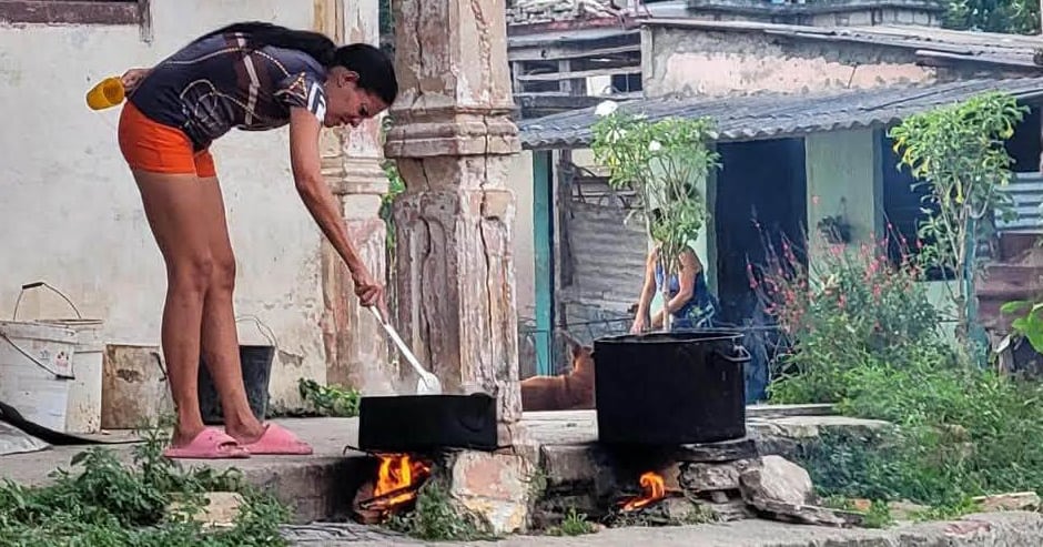 Para los hogares, significa que la falta de GLP y los cortes eléctricos ocurren al mismo tiempo. La cocina eléctrica deja de ser útil durante las interrupciones del servicio, mientras el gas en cilindros no está disponible con regularidad. (Infobae Cuba/ Cortesia Food monitor program)