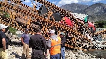 ¿Qué provocó la caída del puente Pampatama? Dos volquetes con minerales ingresaron pese a las restricciones y quedaron atrapados