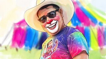 Retrato de medio cuerpo de Cocolito, el payaso, con nariz roja, mejillas rosadas, sonrisa blanca, lentes oscuros y sombrero crema, frente a una carpa de circo colorida.