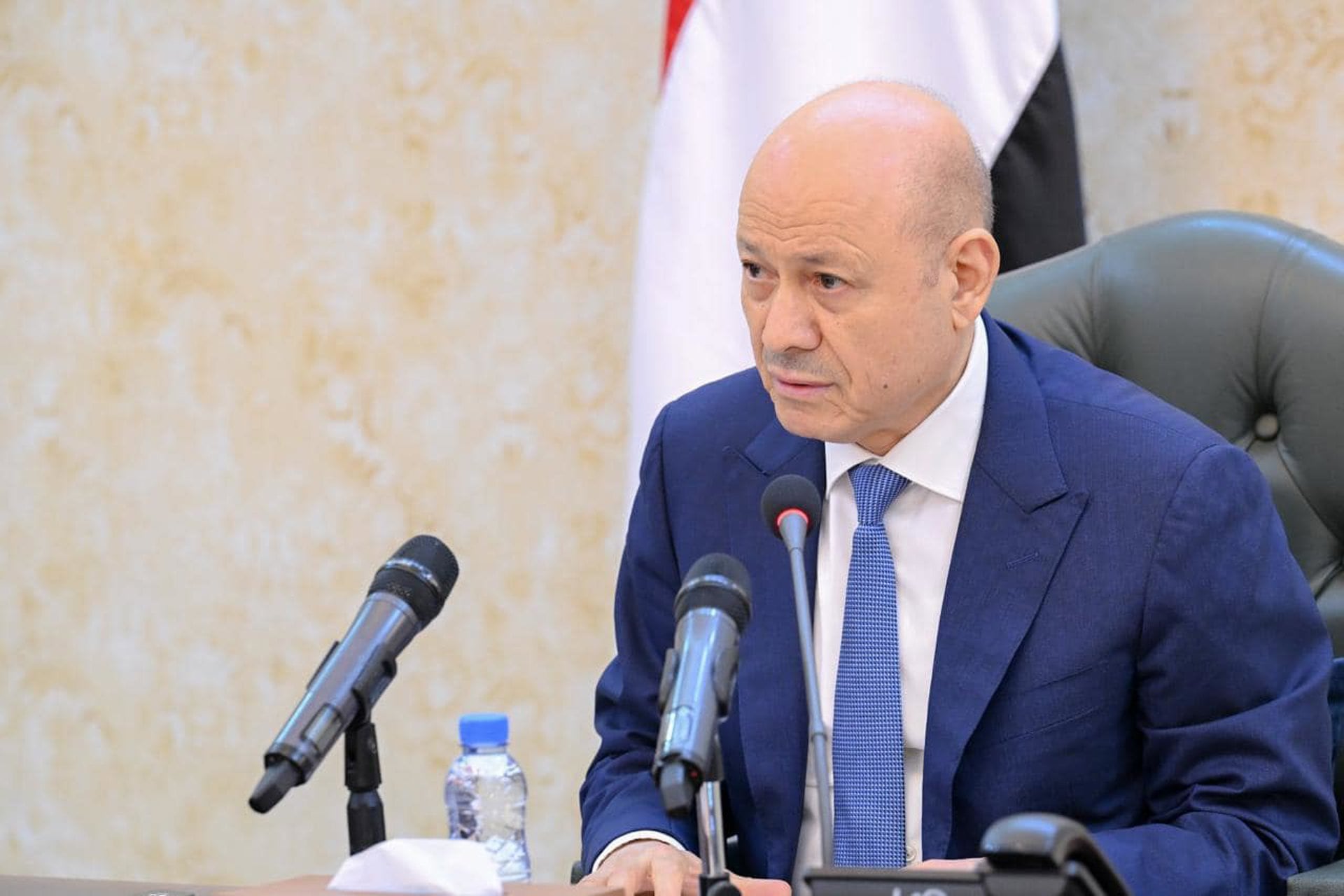 Yemen nombra al ex primer ministro Bin Buraik embajador en Arabia Saudí