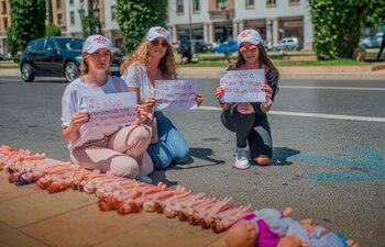 Manifestantes marroquíes participan en una