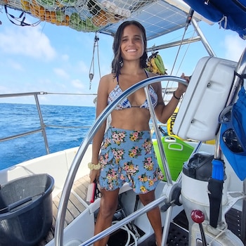 Son biólogos y viven en un velero desde hace 3 años: hicieron del oceáno su hogar y de la naturaleza su manera de contar el mundo