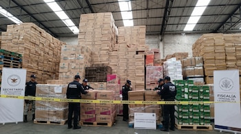 El comercio ilícito de cigarros en México es una actividad que autoridades y especialistas identifican como una de las principales fuentes de financiamiento para grupos criminales. (Imagen ilustrativa potenciada con IA | Infobae México)