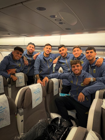 Thiago Almada, Nicolás Otamendi, Leandro Paredes, Cuti Romero, Nahuel Molina, Exequiel Palacios y Giovani Lo Celso en el avión rumbo a Estados Unidos (Instagram)