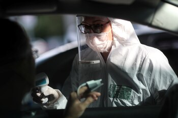 Una enfermera mide la temperatura