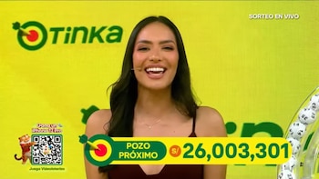 Presentadora sonriente ante un fondo amarillo de La Tinka con un letrero que indica un pozo de 26.003.301 soles y una máquina con bolillas